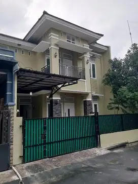Disewakan rumah 2 lantai di dukuh zamrud Bebas Banjir