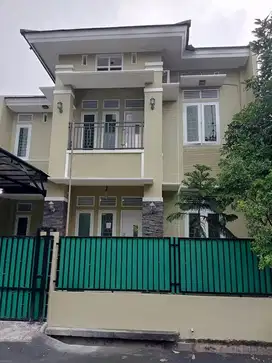Disewakan rumah 2 lantai di dukuh zamrud Bebas Banjir