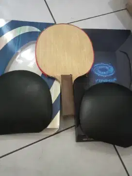 Sepaket bet tenis meja dan karet hitam hitam