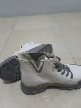 Jual sepatu karena kekecilan kondisi baru