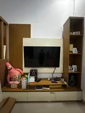Backdrop TV dan TV sharp 50 inch