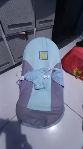 Tempat duduk bayi