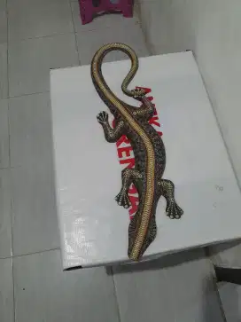 Ukiran kayu bentuk cicak P  70 cm minus ada 2 patahan tapi sdh di lem