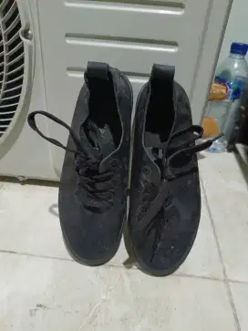 Sepatu kulit wanita warna hitam