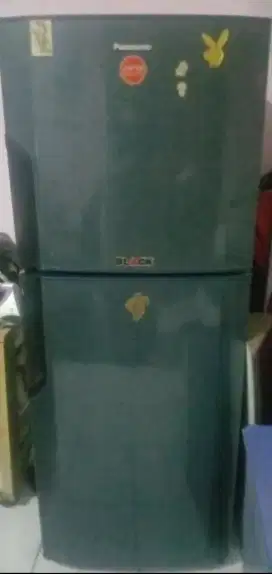 Di jual kulkas merk Panasonic 2 pintu