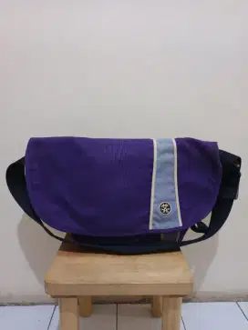 Tas selempang crumpler ungu