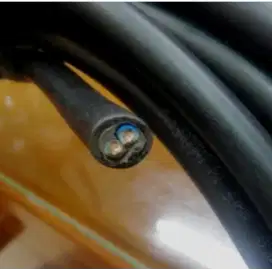 EXTRANA NYY kabel listrik

Tunggal hitam isi 2 x 4 MM