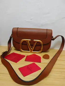 BISA NEGO SIS Valentino Garavanni maxi runway Medium Tan Sling Bag
