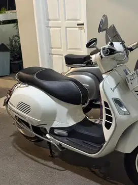 Dijual Vespa GTS 300 Putih