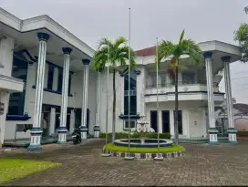 DISEWAKAN GEDUNG STRATEGIS COCOK UNTUK KANTOR DI JL RAYA CONDET JAKTIM