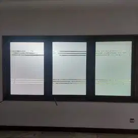 Stiker kaca sanblas pemasangan kaca filem rumah gedung ruko
