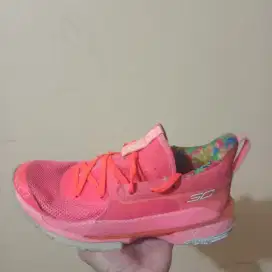Sepatu basket under Armour