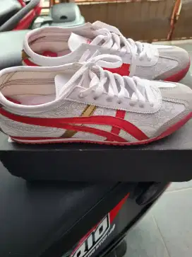 Sepatu Hush puppies dan Onitsuka jual murah