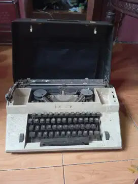 Mesin Tik Jadul Vintage Merk Remington Bandung