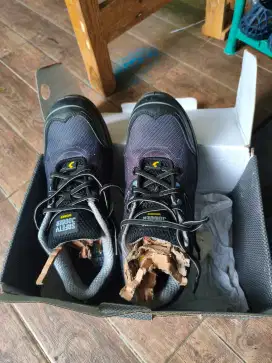 Sepatu safety jogger (nego) - uk. 42