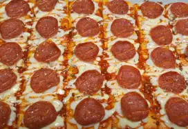 Pedagang gerobak pizza di Kamal dekat TPU Tegal Alur
