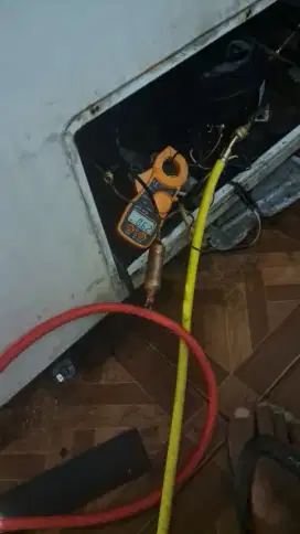 Jasa servis AC kulkas frezer showcase mesin cuci dan bongkar pasang AC
