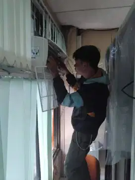 Jasa servis AC kulkas frezer showcase mesin cuci dan bongkar pasang AC