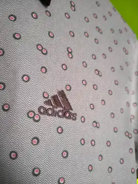 Adidas berkerah corak unik
