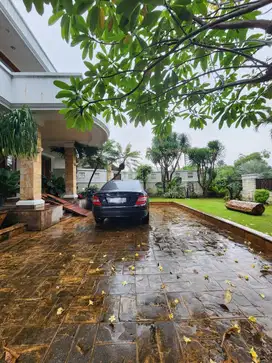 Rumah semifurnished dengan private pool dekat Mall Pondok indah