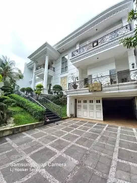 Rumah bertema classic modern mewah di Taman Tirta Golf