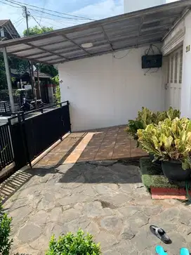 Di JUAL: Rumah 2lt Hoek di Rempoa