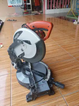 Mesin potong aluminium