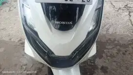 Honda pcx tahun 2024 putih