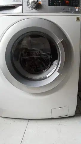 Mesin  cuci merek elektrolux kapasitas 8 kg x apartemen