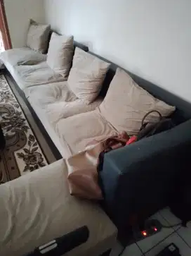 Dijual cepat kursi sofa L plus meja  kondisi apa adanya