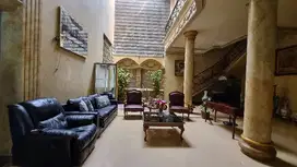 RUMAH MEWAH JELAMBAR BANGUNAN KLASIK MODERN 2 LANTAI  FULL FURNISH 