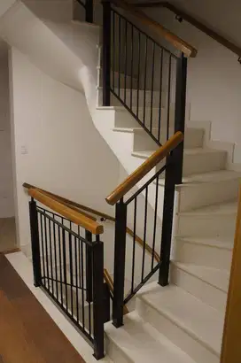 Railing tangga minimalis besi hollow
