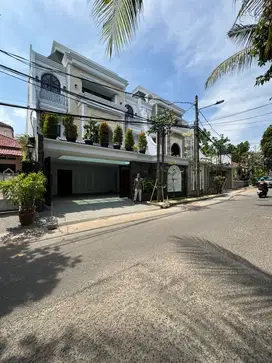 Dijual rumah baru klasik modern dalam komplek at Cilandak Barat Jaksel
