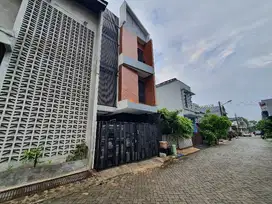 Dijual Cepat Rumah Semi Furnished 3 Lantai Area Bintaro