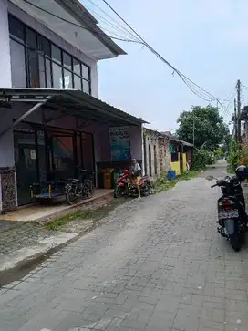 rumah 2 lantai bekas butik