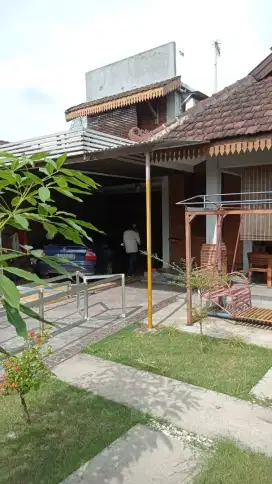 Rumah plus 2 lantai sangat terawat dan luas