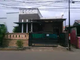 Disewakan Rumah Deket Perempatan Pasar Rebo per tahun