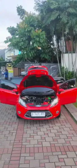 FORD FIESTA SPORTY MERAH