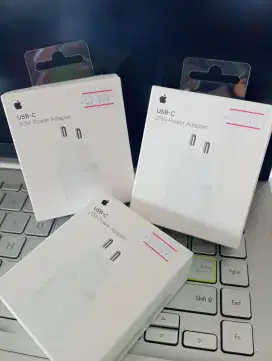 USB-C 20W power adapter