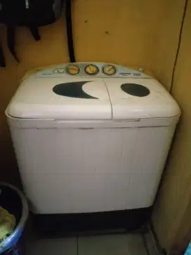 mesin cuci seperti difoto