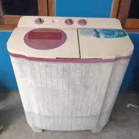 Mesin cuci 2 tabung merk Polytron.