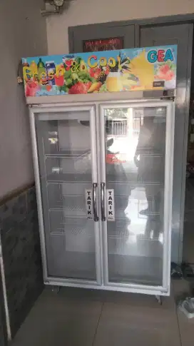 Showcase Gea kapasitas 800 liter
