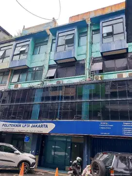 Dijual : Tiga Ruko Gandeng Empat Lantai di Kramat Raya, Jakarta Pusat