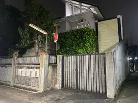 Jual Rumah 2 lantai,strategis,akses 2 mobil harga 2 M nego