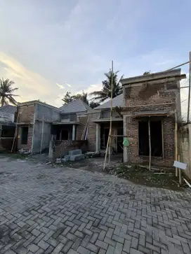 Rumah Baru Klasik Modern One Gate Sistem Barat RSA UGM