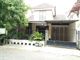 dijual rumah 1.5 lantai di simpang Darmo permai selatan row 2 mobil
