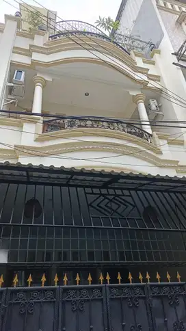 RUMAH PADEMANGAN DEKAT PRJ 3,5 LANTAI, SIAP HUNI BISA KPR