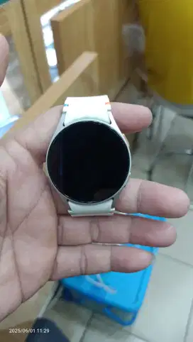 SamsungvGalaxybWatch 7 white