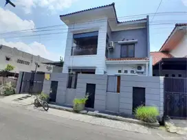 Rumah 2 lantai fasilitas pool dekat DPRD Solo