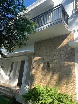5 Menit UII, Dijual Rumah Di Jogja, 2 Lantai Parkir Luas
